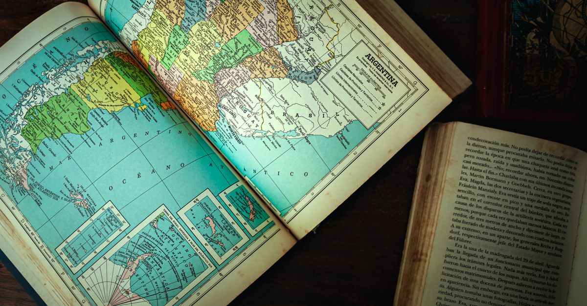 Mapa antiguo desplegado sobre una mesa con anotaciones a mano